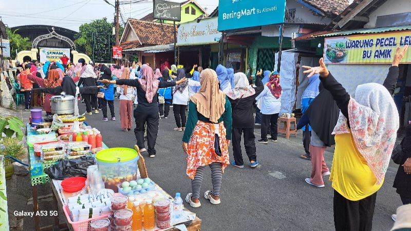 Semarakkan Milad ke-109 ’Aisyiyah, PCA Wirobrajan Gelar Senam Massal, Pemeriksaan Kesehatan, dan Bazar UMKM di Kuncen